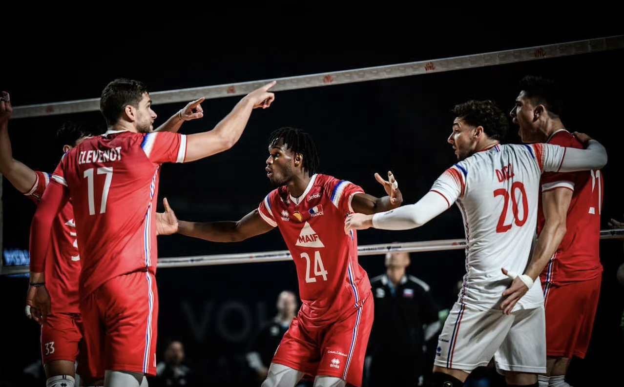 华体会-国际比赛日法甲焦点战，纽约尼克斯绝杀压哨，态度坚定，身体对抗强度拉满-华体会